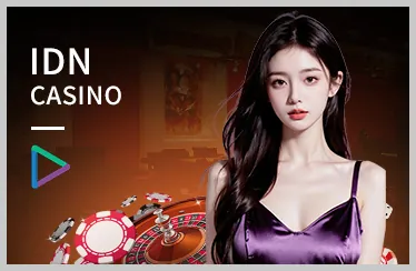 Cầu thủ bóng chuyền đang đập bóng qua lưới